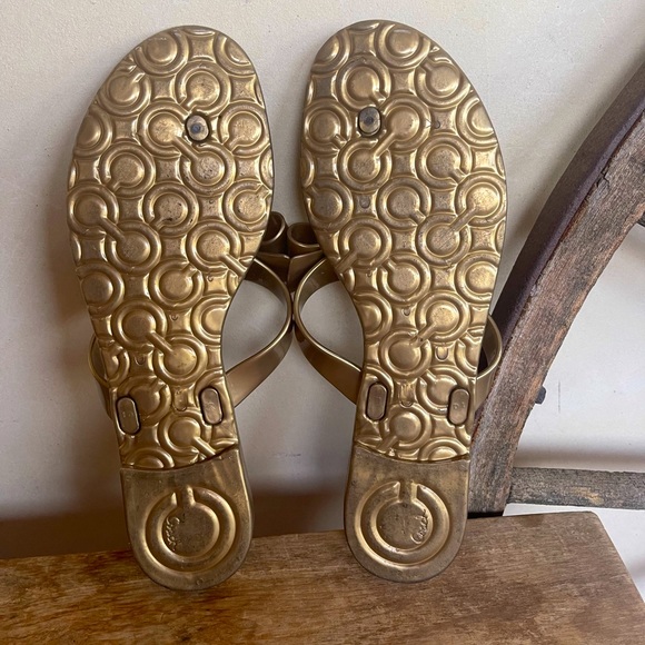 COACH Gold Jelly Flip Flops Bows & Logos Worn Once 10M Perfect for Pool & Beach - Picture 2 of 12